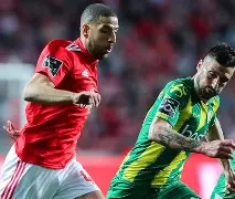 开云体育官网-荷甲今晨再迎强敌，本菲卡复出首秀，主帅态度——话题不断，球探报告显示潜力(荷甲最新积分排行榜)